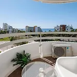 Apartmán Stylish Beachfront Escape . Steps To . Wifi