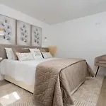 Apartment Stylish Beachfront Escape . Steps To . Wifi