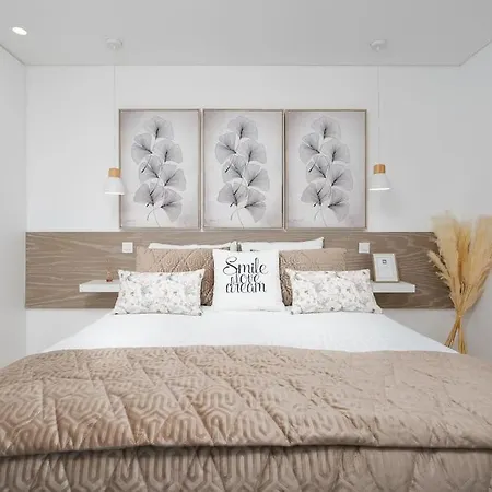 Apartment Stylish Beachfront Escape . Steps To . Wifi *