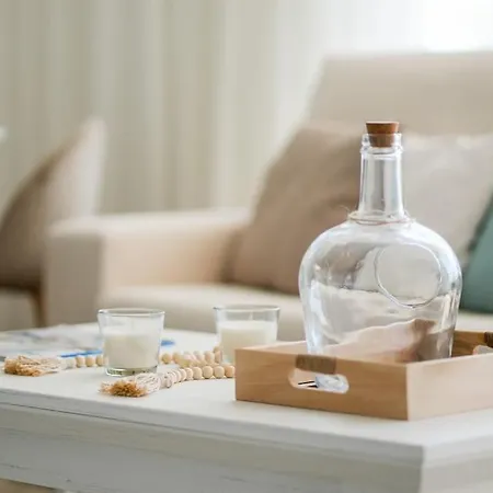 Apartment Stylish Beachfront Escape . Steps To . Wifi *