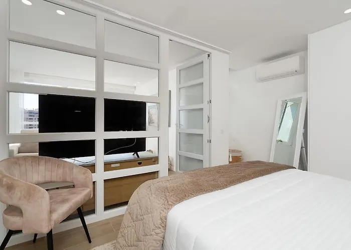 Apartment Stylish Beachfront Escape . Steps To . Wifi