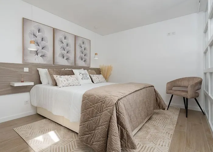 Apartment Stylish Beachfront Escape . Steps To . Wifi