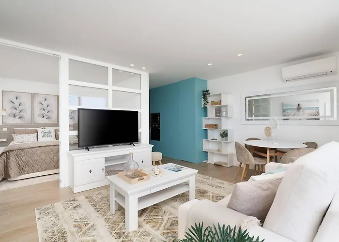 Apartment Stylish Beachfront Escape . Steps To . Wifi *