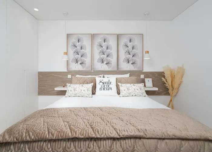 Apartment Stylish Beachfront Escape . Steps To . Wifi *