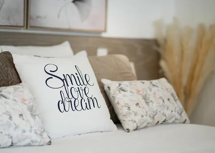 Apartment Stylish Beachfront Escape . Steps To . Wifi *