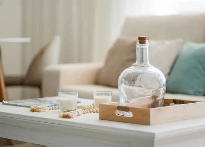 Apartment Stylish Beachfront Escape . Steps To . Wifi *