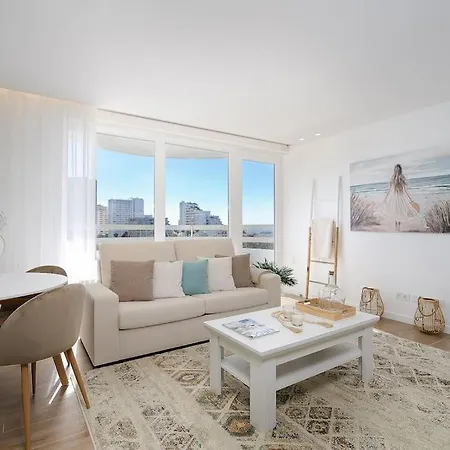 Stylish Beachfront Escape . Steps To . Wifi Apartman