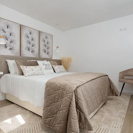 Apartman Stylish Beachfront Escape . Steps To . Wifi