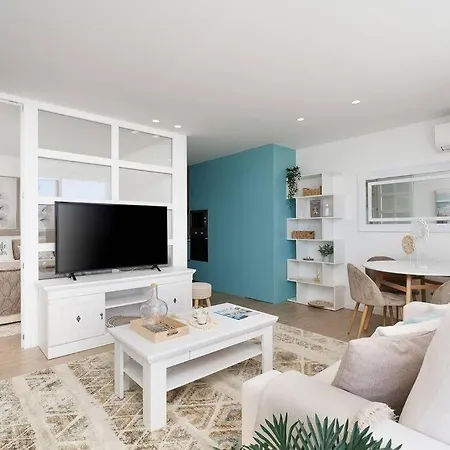 Apartman Stylish Beachfront Escape . Steps To . Wifi *