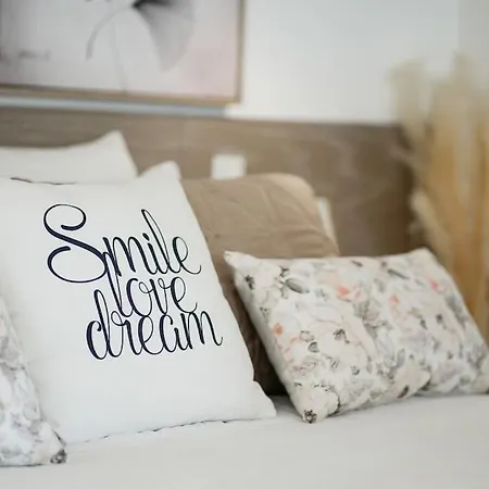 Apartman Stylish Beachfront Escape . Steps To . Wifi *